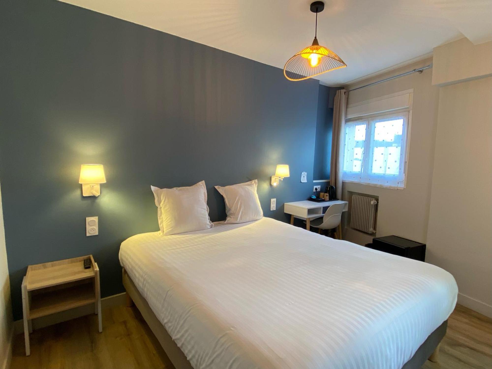 Hotel De Bretagne ฟูแฌร์ ภายนอก รูปภาพ
