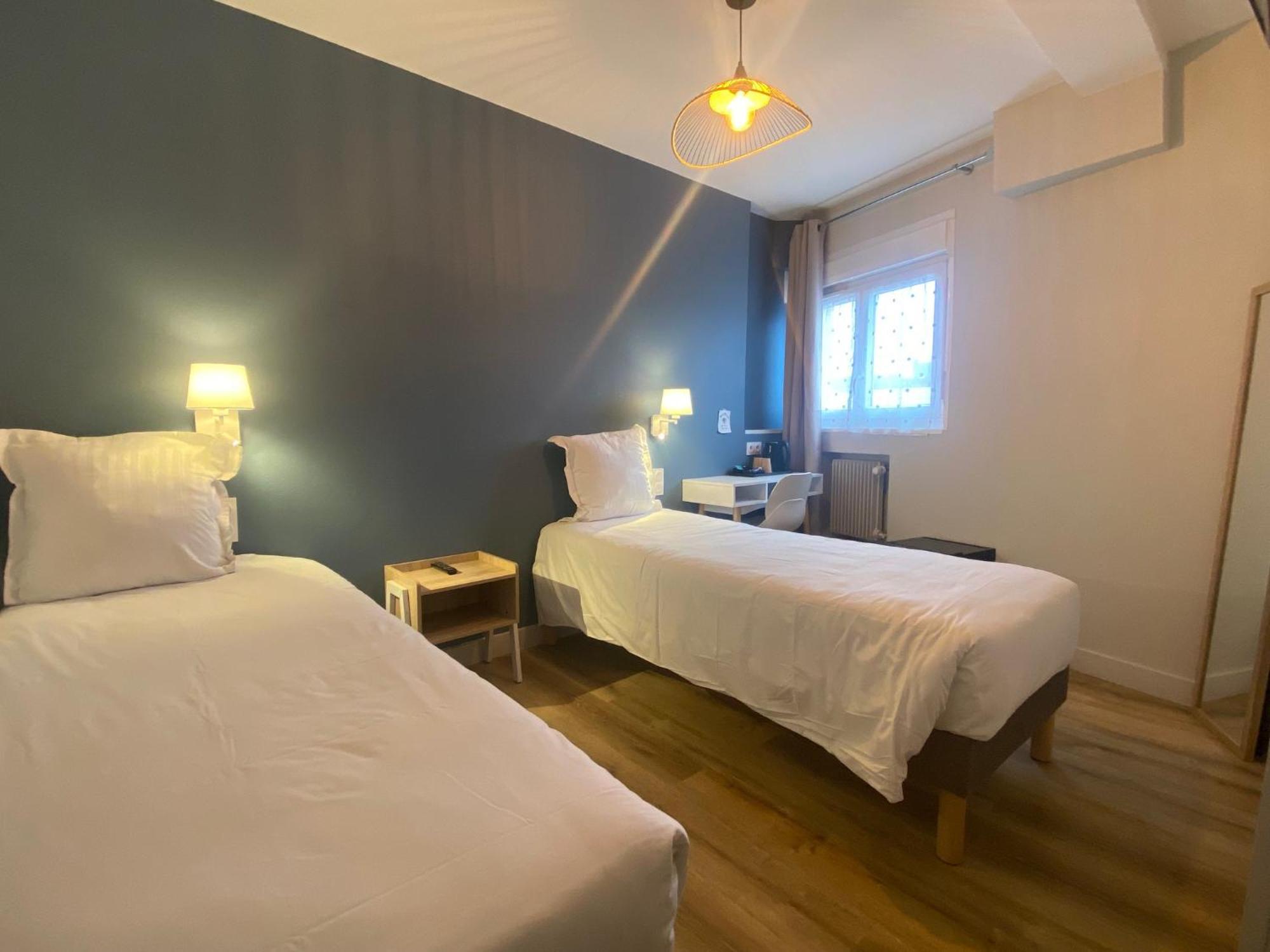 Hotel De Bretagne ฟูแฌร์ ภายนอก รูปภาพ