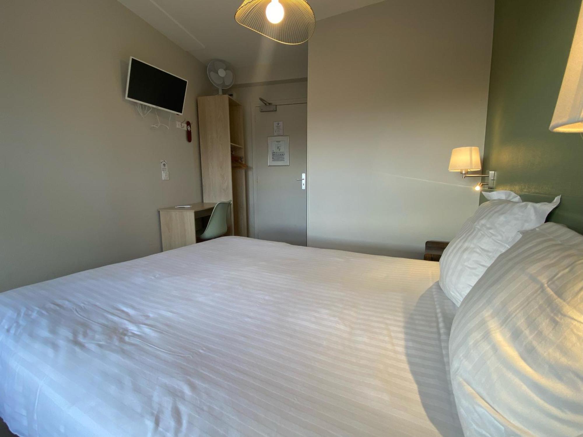 Hotel De Bretagne ฟูแฌร์ ภายนอก รูปภาพ